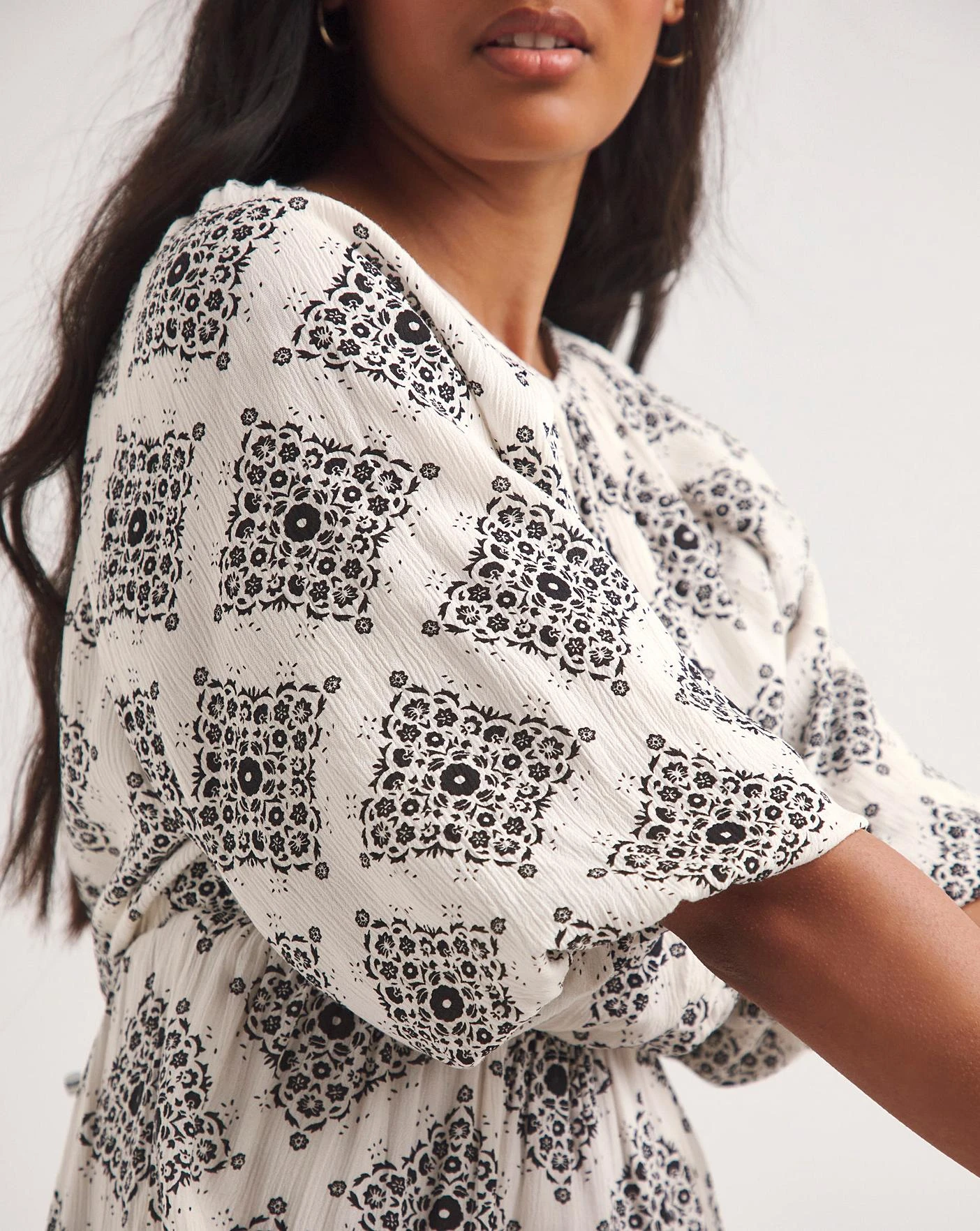 Crinkle Tiered Smock Dress With Puff Sleeves| Monochrome 4 Crinkle Tiered Smock Dress With Puff Sleeves| Monochrome - Image 2